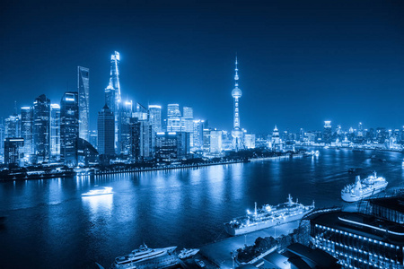 在晚上与蓝色色调上海天际线