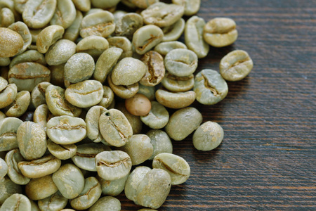 绿色的咖啡豆，木质的背景