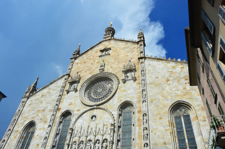 科摩大教堂，锡耶纳主堤圣塔玛利亚教堂，教堂的正面与玫瑰窗，洛可可式的冲天炉和一个门户之间的老普林尼的两个雕像和小普林尼，意大利的