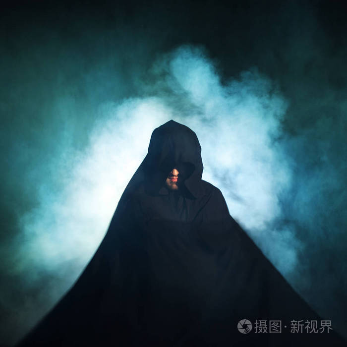 穿着黑色斗篷的男人.恶魔般的形象.魔术师