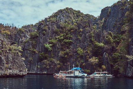 菲律宾群岛的一个岩石海湾美丽的风景