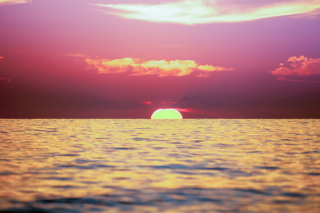 美丽的日落地中海海浪的背景。Sel