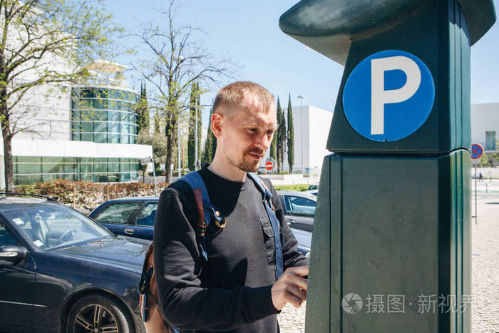 在葡萄牙里斯本, 一个男人用一台特殊的机器支