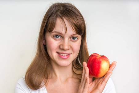苹果白色健康饮食概念上孤立的女人