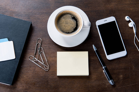咖啡杯和智能手机在桌子上