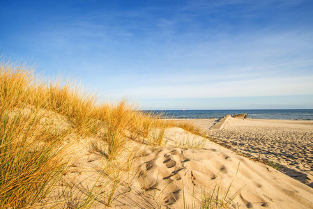 波罗的海的寂寞海滩与蓝天