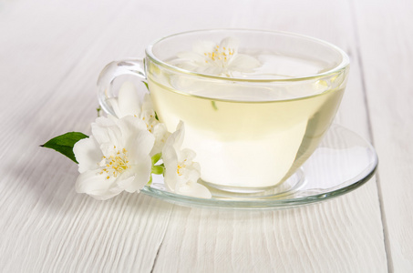 玻璃杯茶，茉莉花在白色的背景