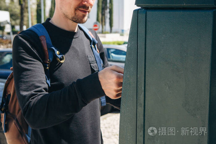 在葡萄牙里斯本, 一个男人用一台特殊的机器支