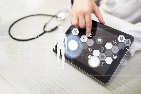 医生使用现代计算机与医学记录图在虚拟屏幕上的概念。健康监测应用