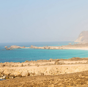 在阿曼阿拉伯海附近的沙滩的天空和山脉的山