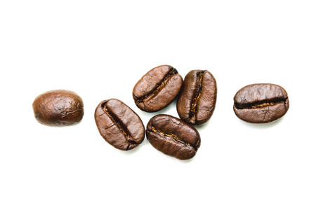 关闭在白色背景下分离的咖啡豆