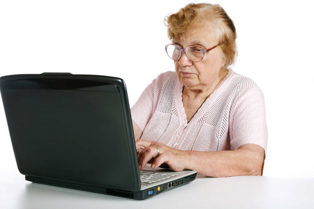 眼镜奶奶看着屏幕笔记本在白色的背景和目标