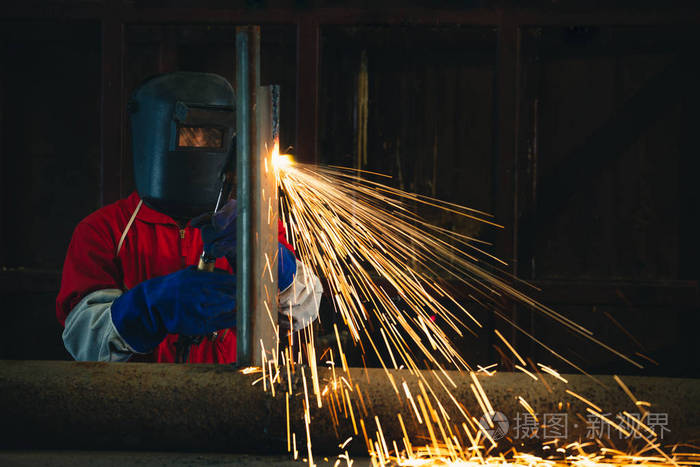 Mig 焊时,由工人手工焊接钢材的焊接施工的