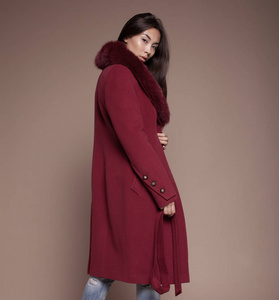 冬季豪华毛皮大衣的女人。时尚亚洲模式 om 米色背景
