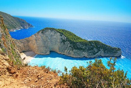 美丽的 Navagio 海滩沉船海滩在希腊扎金索斯岛上的视图