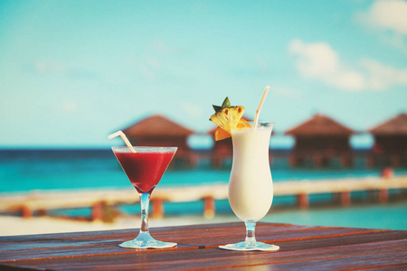 两个鸡尾酒在奢侈品上的海滩度假村