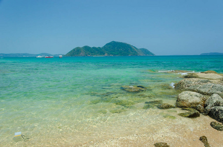 景观和蓝色海浪。普吉岛泰国