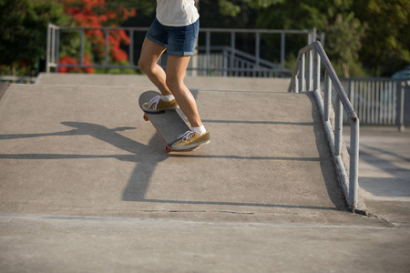 skatepark 中滑板练习的裁剪图像