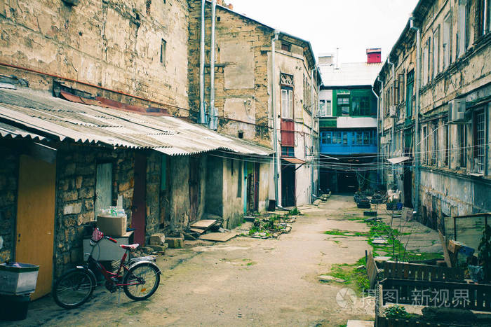 老房子在古老的城市,在东欧国家的城市贫困