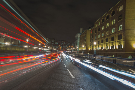 在晚上伦敦市中心交通灯步道