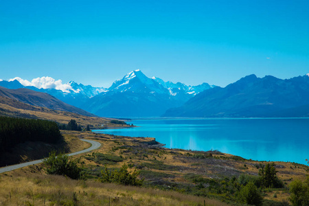 新西兰南部岛屿上有永恒的雪和绿松石 Pukaki 湖的厨师