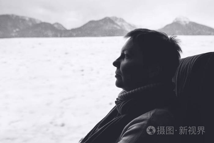 女游客通过冬季景观骑上车