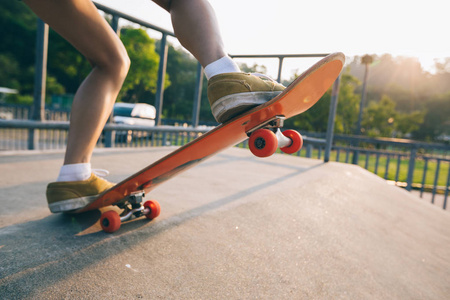 滑板滑板在 skatepark 坡道上的裁剪图像