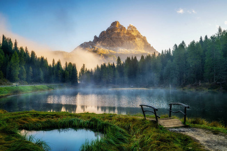 Antorno 湖的雄伟景观, 以著名的白云岩山峰 Cime di Lavaredo 背景在东部白云岩, 意大利欧洲。美丽的自然