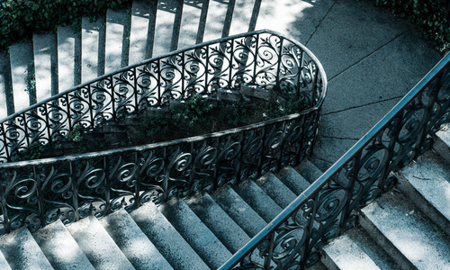 一个城市的楼梯在冷色调的视图