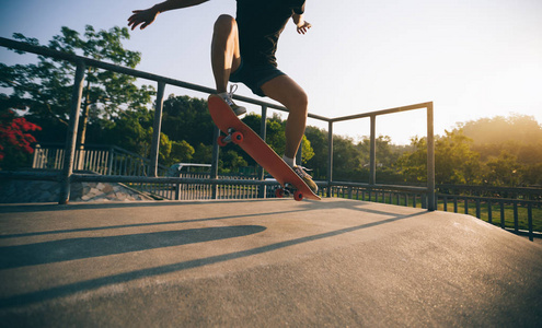 滑板滑板在 skatepark 坡道上的裁剪图像