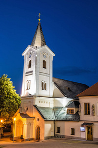 假定的教区教堂, 尼特拉, 斯洛伐克共和国。宗教建筑。夜场面。文化遗产