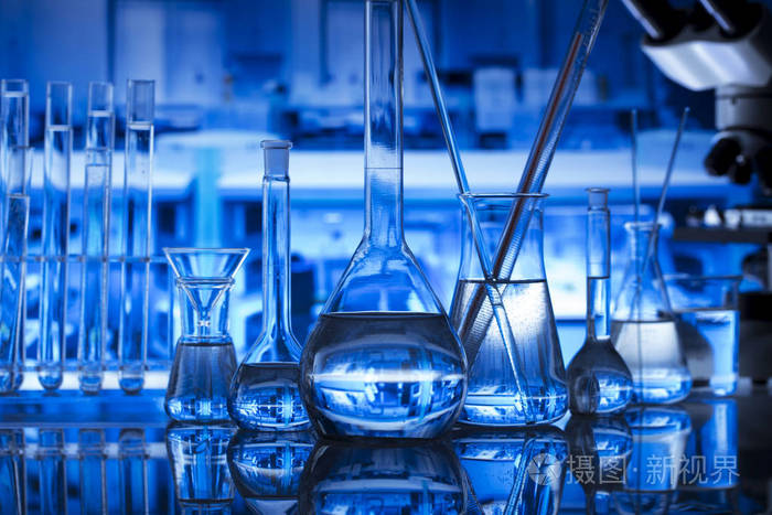 科学实验室概念背景.显微镜和实验室玻璃器皿组合物