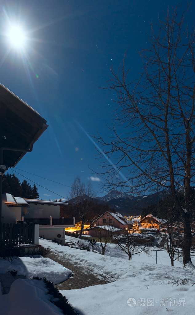 在高山村庄的夜晚冬天视图