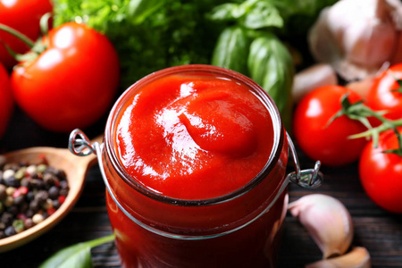 番茄酱在玻璃罐和配料，特写
