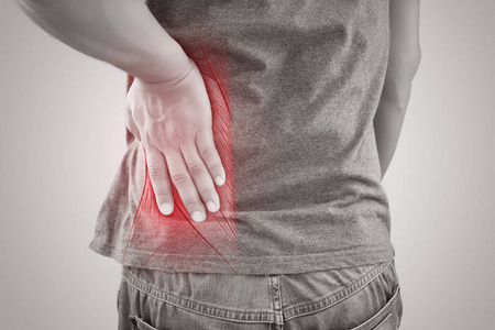 亚洲男子患有肌肉腰部疼痛损伤图片