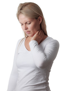 女人抱着孤立的白色背景上的脖子。喉咙痛