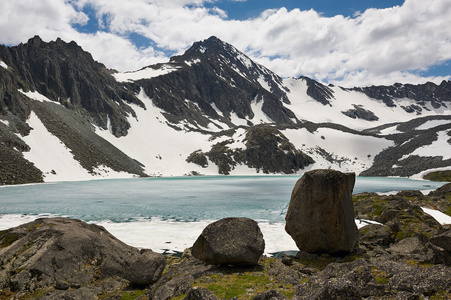 美丽的夏日风景，阿尔泰山俄罗斯