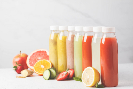 各种五颜六色的果汁或果汁瓶从浆果, 水果和蔬菜。排毒计划, 健康的生活方式概念