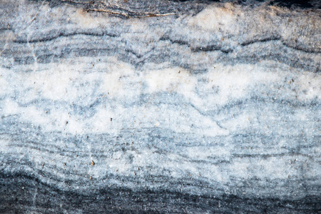 背景是由白色制成的天然板, 蓝色, 黄色和紫色的脉 Karar 大理石