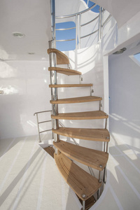 在日光浴的豪华游艇上的木制楼梯