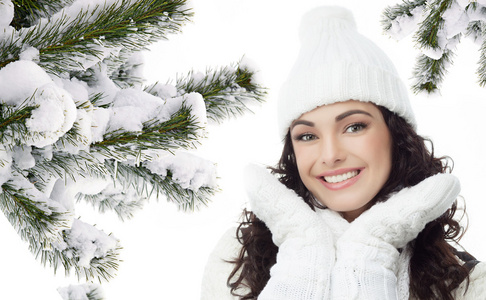 女人冬天肖像圣诞节树覆盖着雪