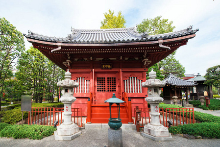在寺庙的领土上的建筑的看法, 东京, 日本。复制文本空间
