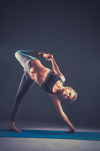 运动的女孩做瑜伽伸展运动的肖像