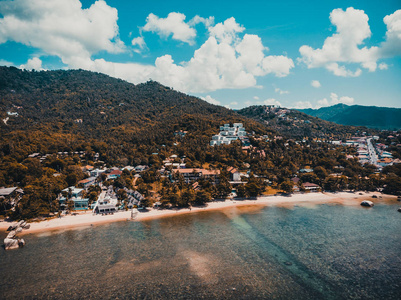 美丽的海景海滩和大海, 在苏梅岛的蓝天上的许多树和白云, 度假和旅游