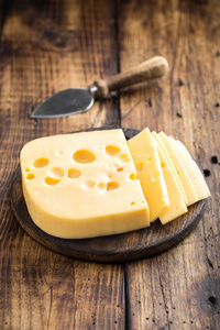 美味瑞士黄色奶酪上深色木制仿古背景特写