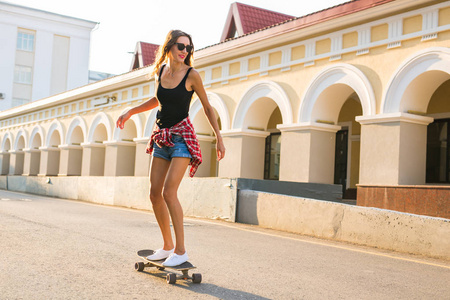 暑假 极限运动和人们观念快乐的女孩骑市街头现代滑板