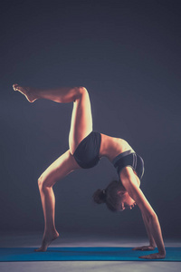 运动的女孩做瑜伽伸展运动的肖像