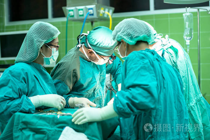 集团的经营在外科手术室工作的外科医生