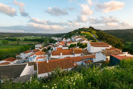 Aljezur 镇的高的看法在阿尔加维, 葡萄牙