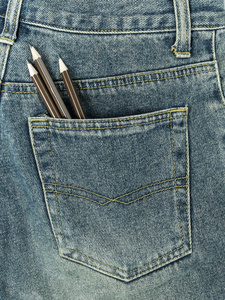 在牛仔裤的口袋里的铅笔